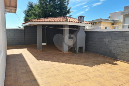 Casa à venda com 3 quartos, sendo 2 suítes, no condomínio Terras de São Francisco, Vinhedo - SP
