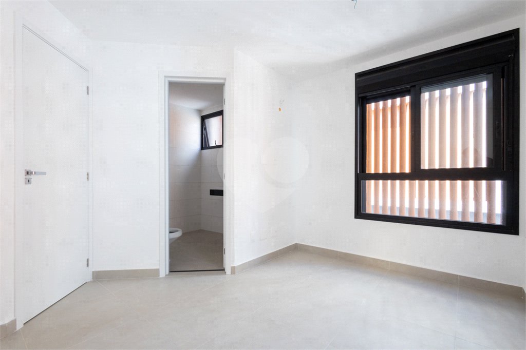 Casa à venda com 3 quartos, sendo 1 suíte, no condomínio Cubie Tutoia, São Paulo - SP
