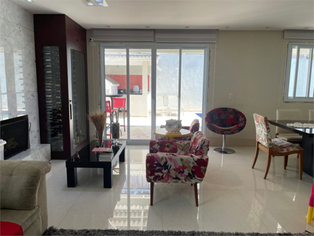 Casa à venda com 4 quartos, sendo 2 suítes,  no condomínio Village Place, São Paulo - SP