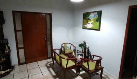 Casa à venda com 3 quartos, sendo 1 suíte,  no Centro, Paranaíba, MS