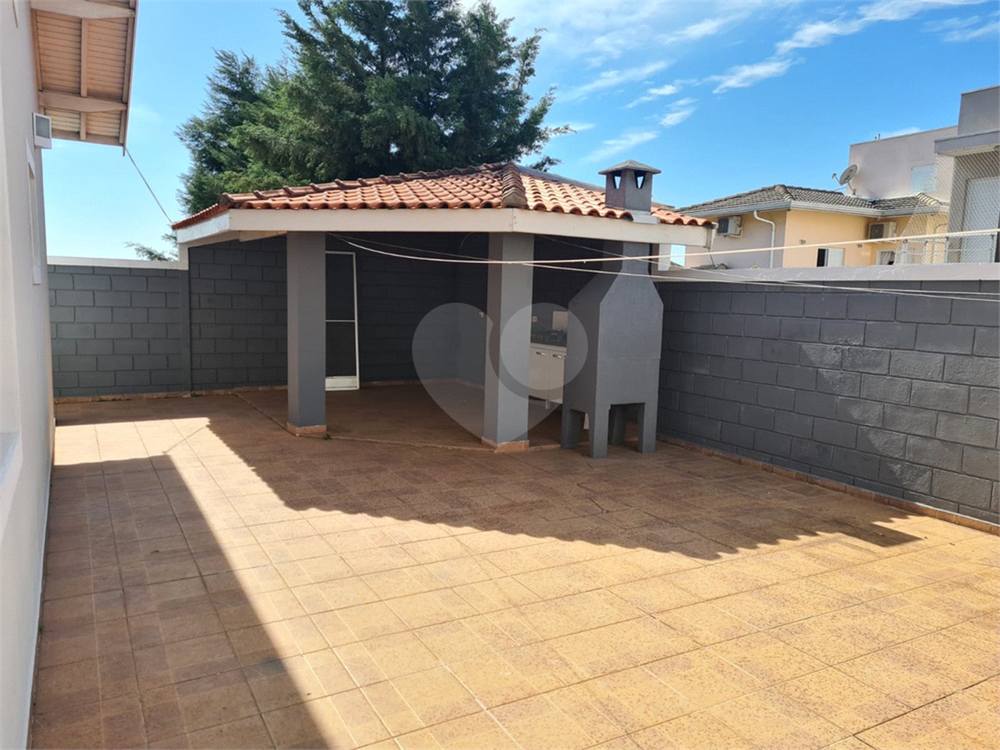 Casa à venda com 3 quartos, sendo 2 suítes, no condomínio Terras de São Francisco, Vinhedo - SP