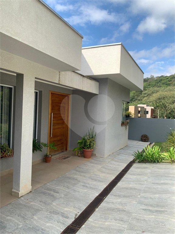 Casa à venda com 3 quartos, sendo 1 suíte, no condomínio Residencial Ponderosa, São Roque - SP