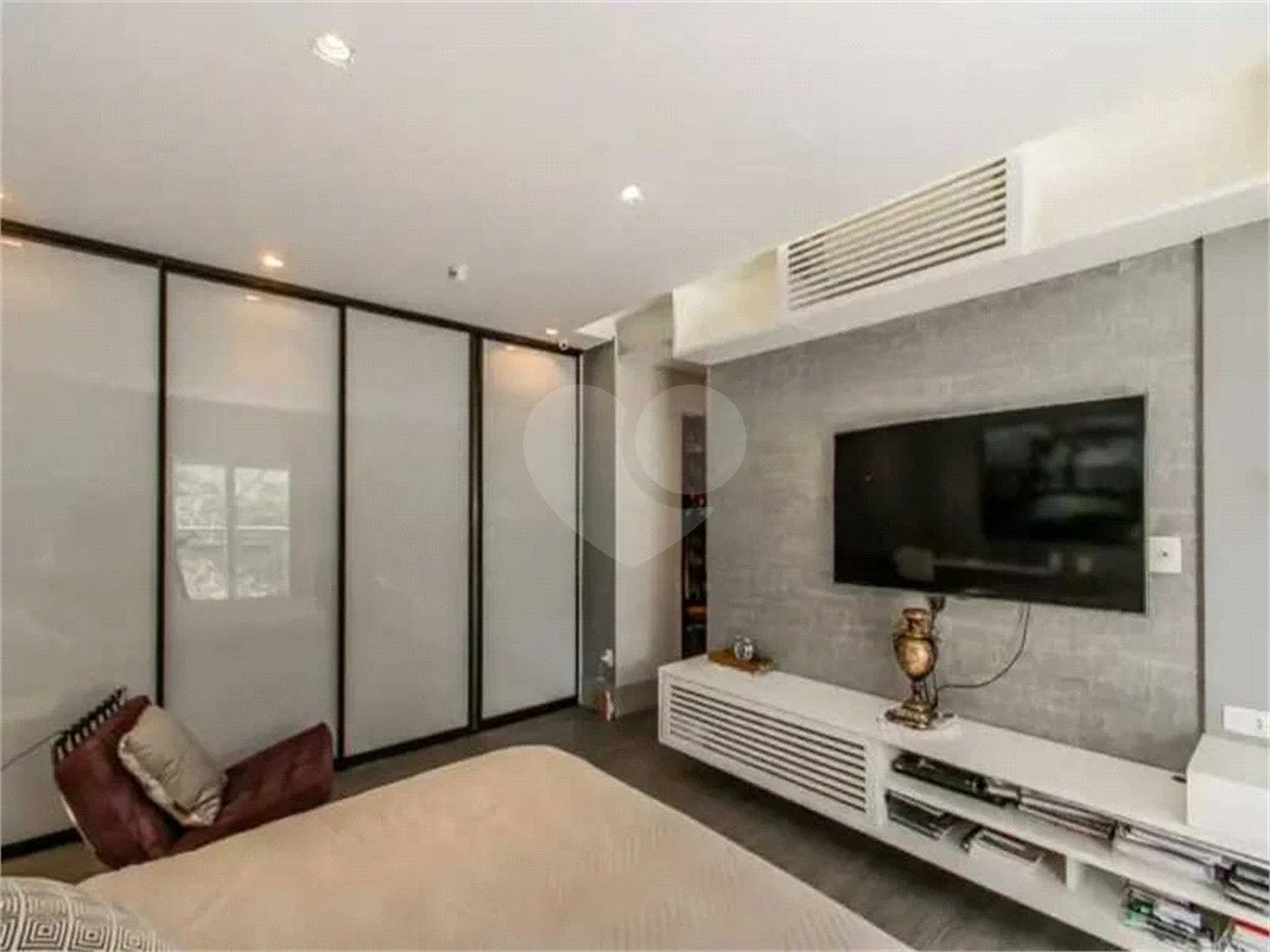 Apartamento de 306m² na melhor região de Moema, 3 suítes, 5 vagas, varanda gourmet, depósito, fora de rota