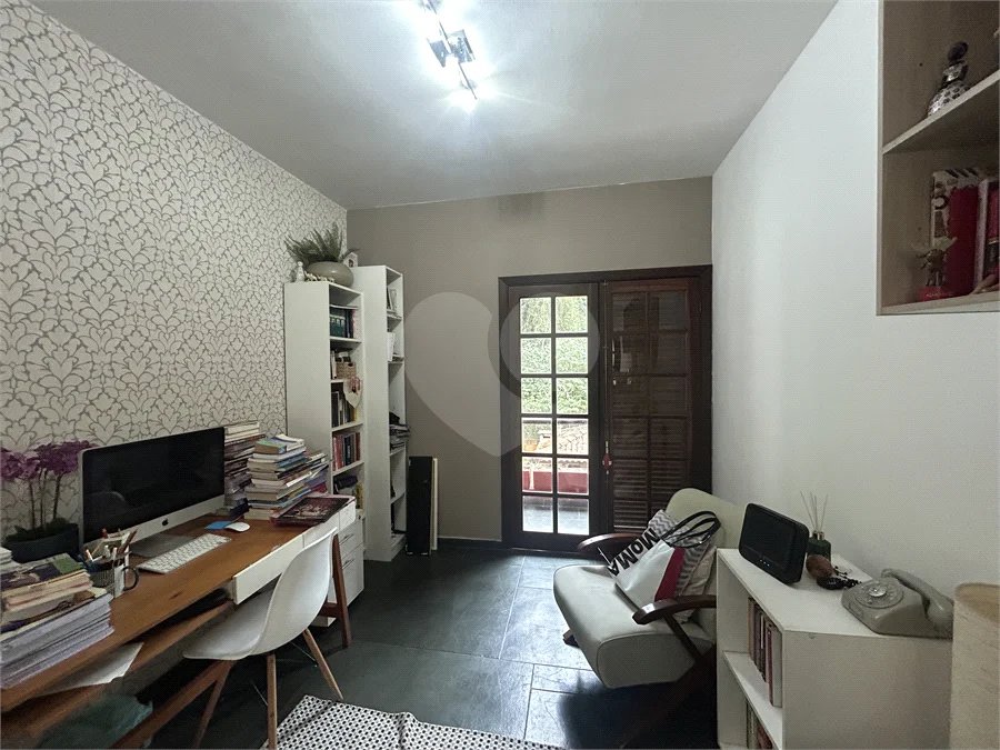 Casa em condomínio com 3 dormitórios, 01 suíte, garagem para 06 carros, área gourmet, piscina.