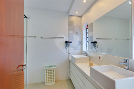 Casa Térrea à venda com 5 quartos, sendo 2 suítes, em Alto da Boa Vista, São Paulo, SP
