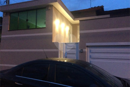 Casa Térrea com 3 dormitórios.