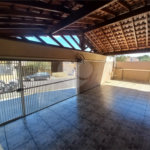 Casa térrea com 3 dormitórios, sendo 1 suíte.