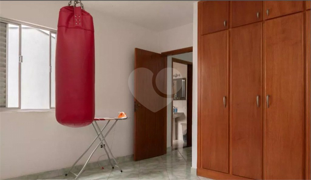 Sobrado no Jabaquara com 280m², 3 dormitórios, quintal amplo, varanda e 3 vagas de garagem.