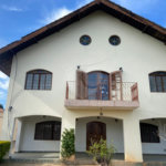 Casa à venda com 5 quartos, sendo 4 suítes, no condomínio Vilarejo Estoril, Mairiporã - SP