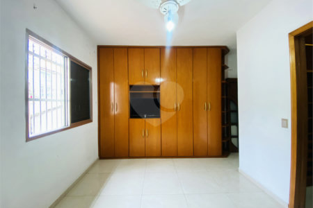 Sobrado à venda com 4 quartos, sendo 1 suíte, em Vila Gilda, Santo André, SP