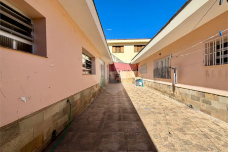 Casa à Venda – Com 3 quartos e 6 vagas de garagem