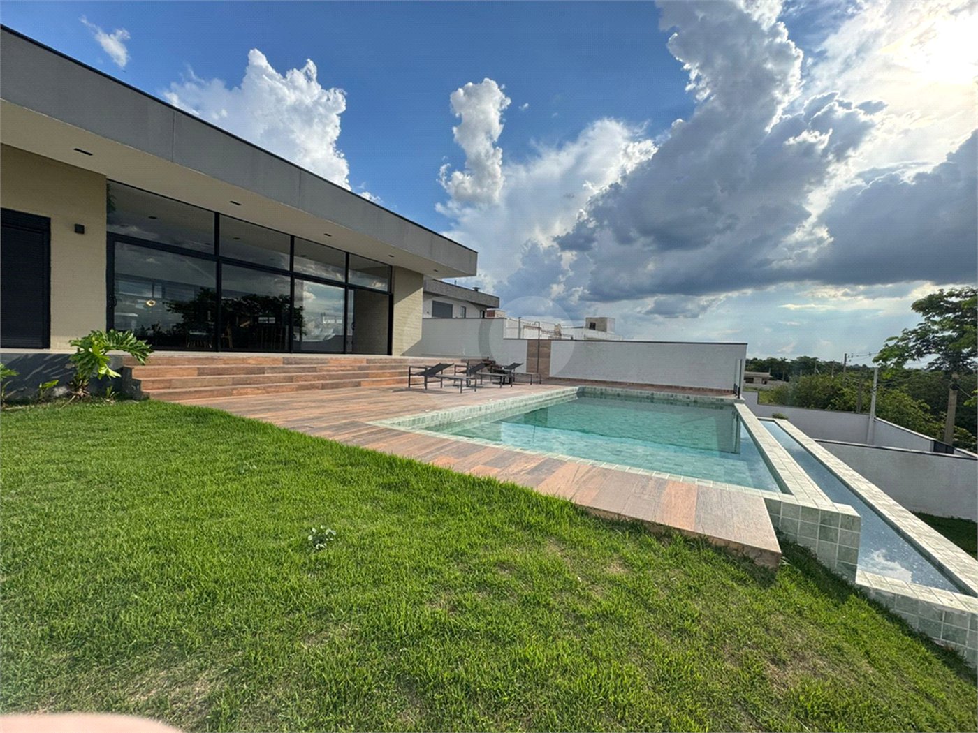 Casa à venda com 4 suítes no condomínio Fazenda Palmeiras Imperiais, Salto - SP