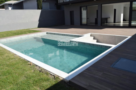 Casa à venda com 4 suítes no condomínio Figueira Garden, Atibaia - SP