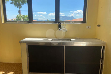 Sobrado à venda com 3 quartos, sendo 1 suíte,  em Parque Maria Domitila, São Paulo, SP