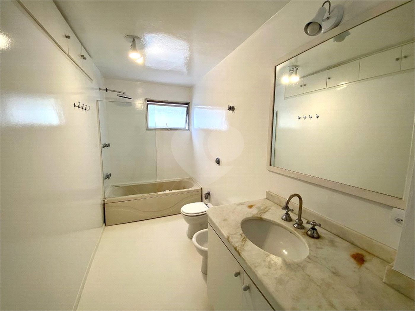 Apartamento para alugar com 3 quartos, sendo 1 suíte, em Jardim Europa, São Paulo, SP