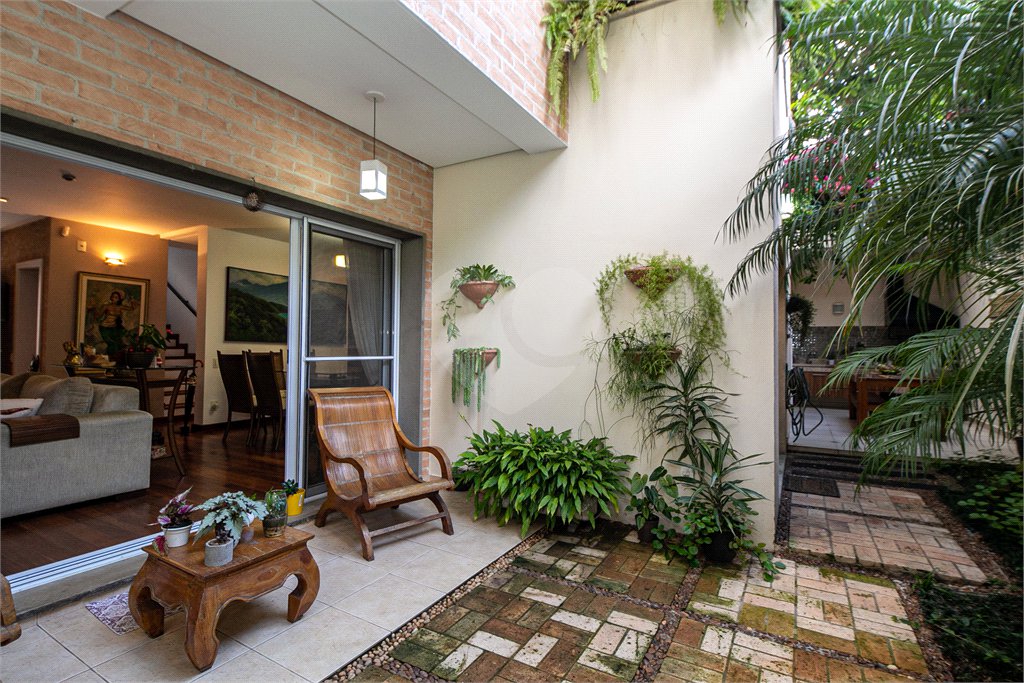 Casa à venda com 5 quartos, sendo 4 suítes, no condomínio Villa de Monterey, São Paulo - SP