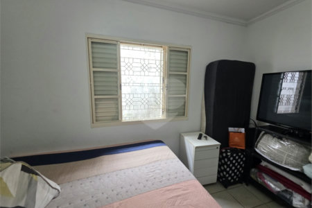 Casa térrea à venda no Douradinho com 2 quartos e edícula com mais dois quartos e 2 banheiros.