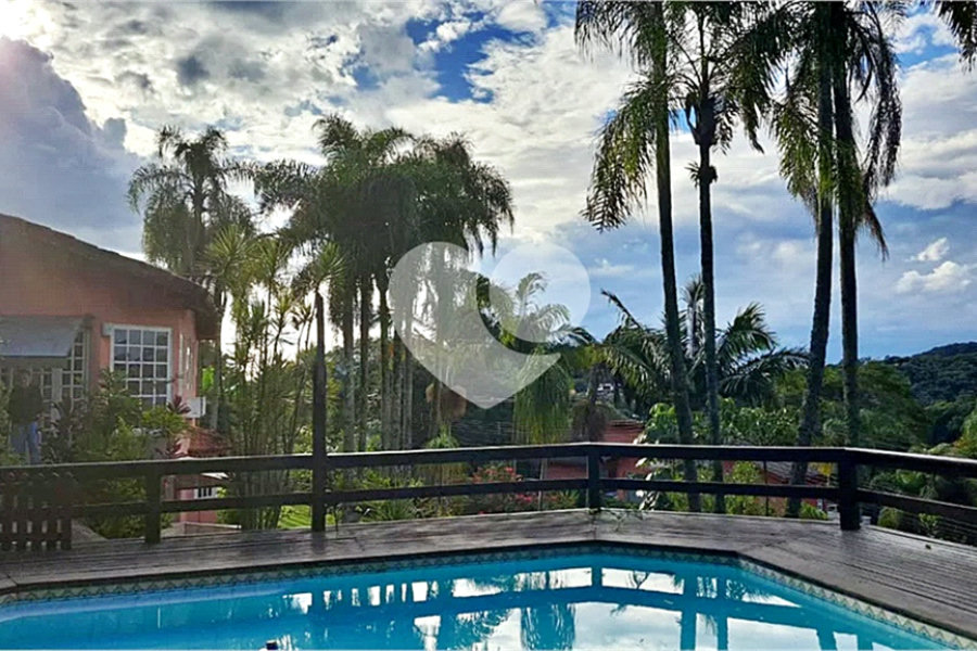 Casa à venda com 6 quartos, sendo 2 suítes, no condomínio Associação Reserva das Hortênsias, Mairiporã - SP