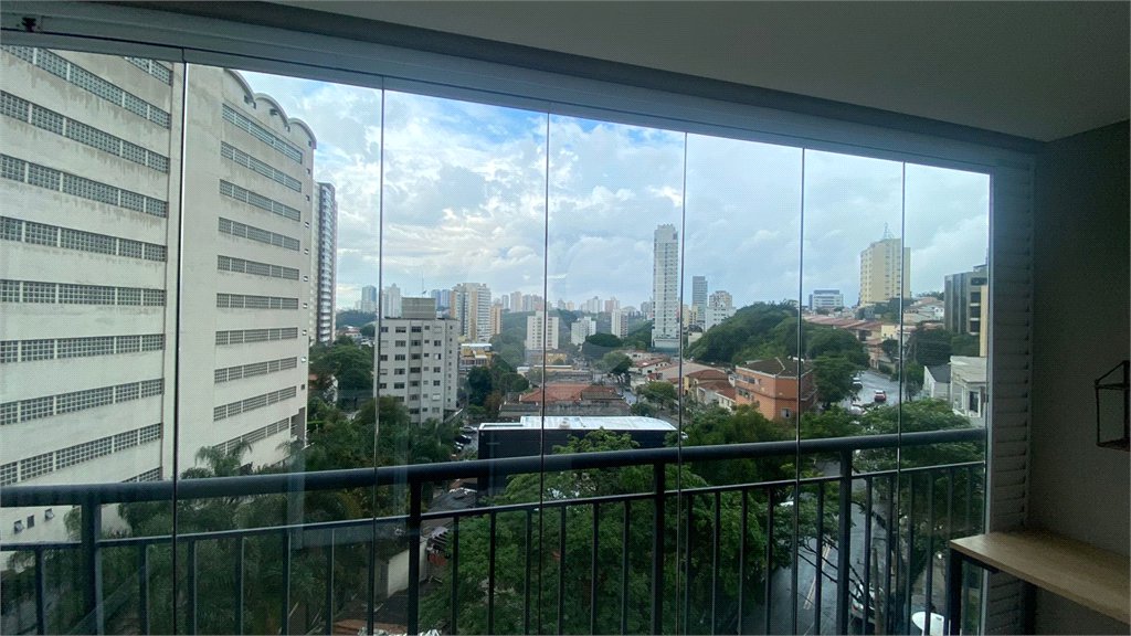Apartamento mobiliado à venda na Vila Mariana, 2 quartos, varanda