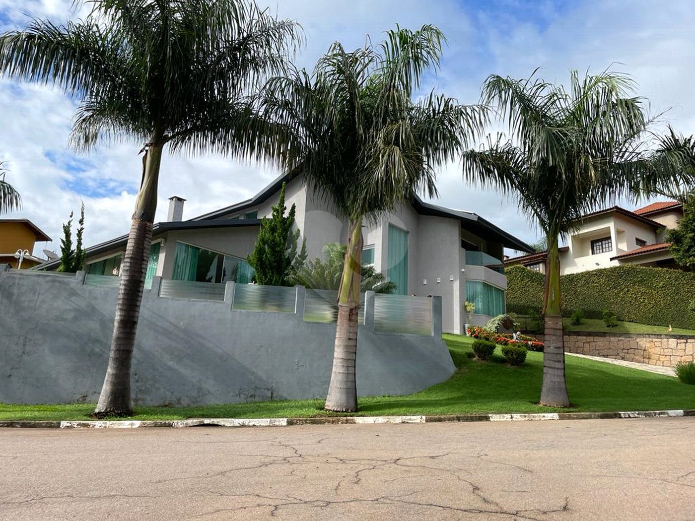Casa à venda com 4 quartos, sendo 3 suítes, no condomínio Vila Hípica I, Vinhedo - SP