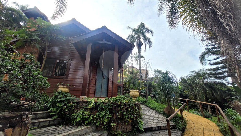 Casa à venda ou para alugar com 3 quartos, sendo 1 suíte, no condomínio Associação Reserva das Hortênsias, Mairiporã - SP
