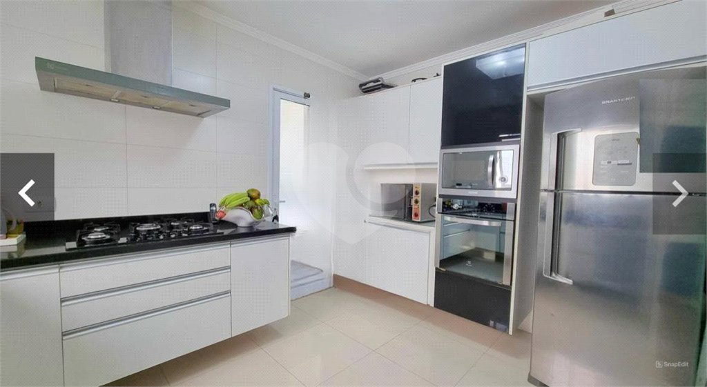 Casa à venda com 3 quartos, sendo 2 suítes, no condomínio Floradas da Serra, São Paulo - SP