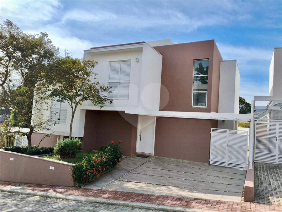 Casa à venda com 3 quartos, sendo 1 suíte, no condomínio Residencial Rio Preto Village, Atibaia - SP