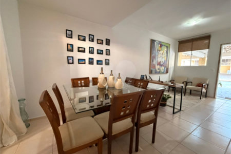Casa à venda com 3 quartos, sendo 1 suíte, no condomínio Village Sarriá, Sorocaba - SP