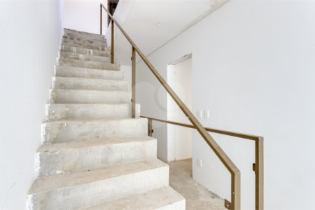 Casa à venda com 4 quartos, sendo 3 suítes, no condomínio Jardim Flora, São Paulo - SP