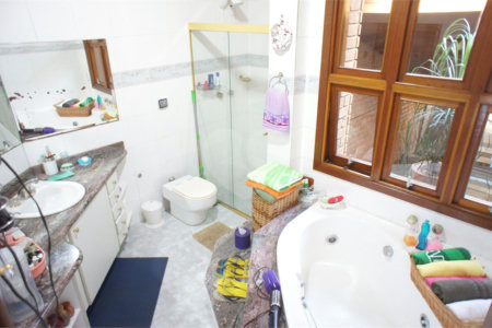 Casa à venda com 4 quartos, sendo 1 suíte,  em Vila Suissa, Mogi das Cruzes, SP