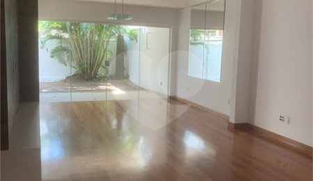 Casa à venda com 3 suítes no condomínio Villaggio Belvedere, São Paulo - SP