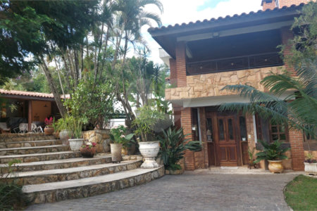 Casa à venda ou para alugar com 5 quartos, sendo 1 suíte, em Cumbari, Mairiporã, SP