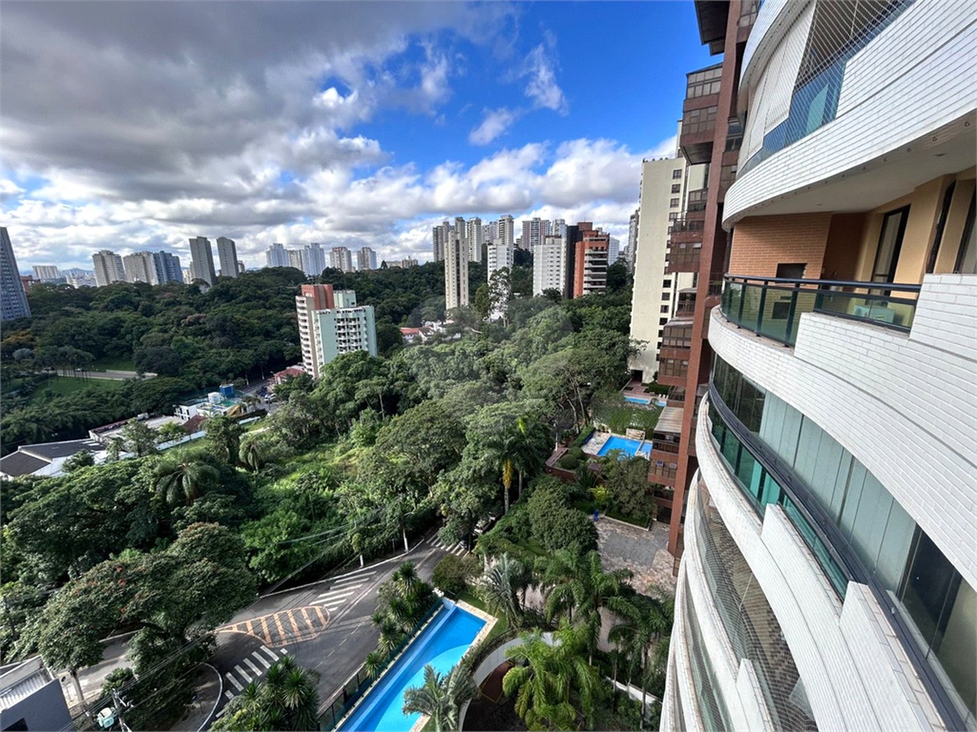 Apartamento à venda com 3 suítes em Vila Suzana, São Paulo, SP