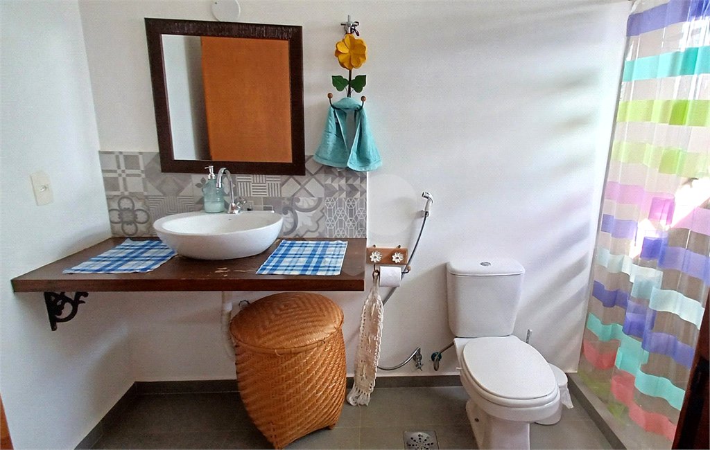 Casa à venda com 3 quartos, sendo 2 suítes, no condomínio Altos de São Roque, São Roque - SP