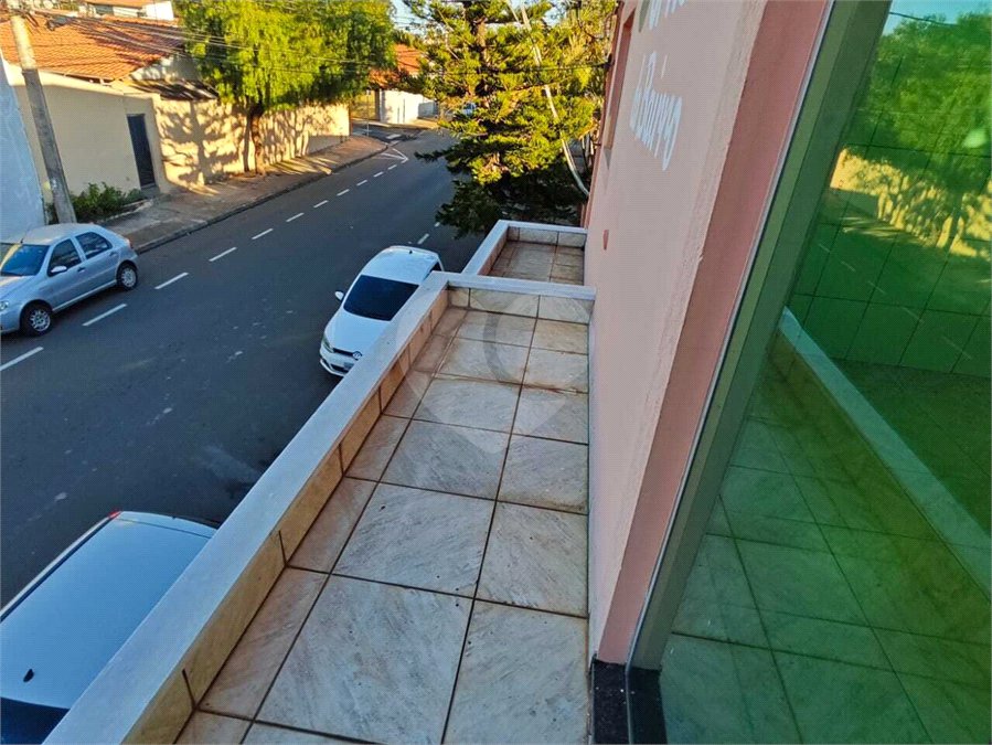?Oportunidade Única em São Carlos: Salão Comercial + Casa Independente nos Fundos – Ideal para Investidores!