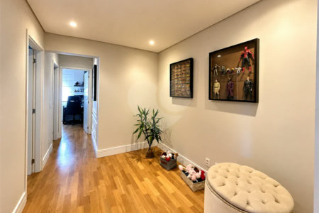 Apartamento de 127 m² em andar alto, com vista livre, 3 suítes planejadas, sacada gourmet envidraçada, 2 vagas e lazer completo, próximo ao Shopping Golden Square e à Avenida Kennedy.