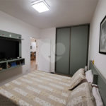 Amplo apartamento à venda totalmente reformado, sala ampliada, quarto, escritório, cozinha integrada e banheiro com box e banheira.
