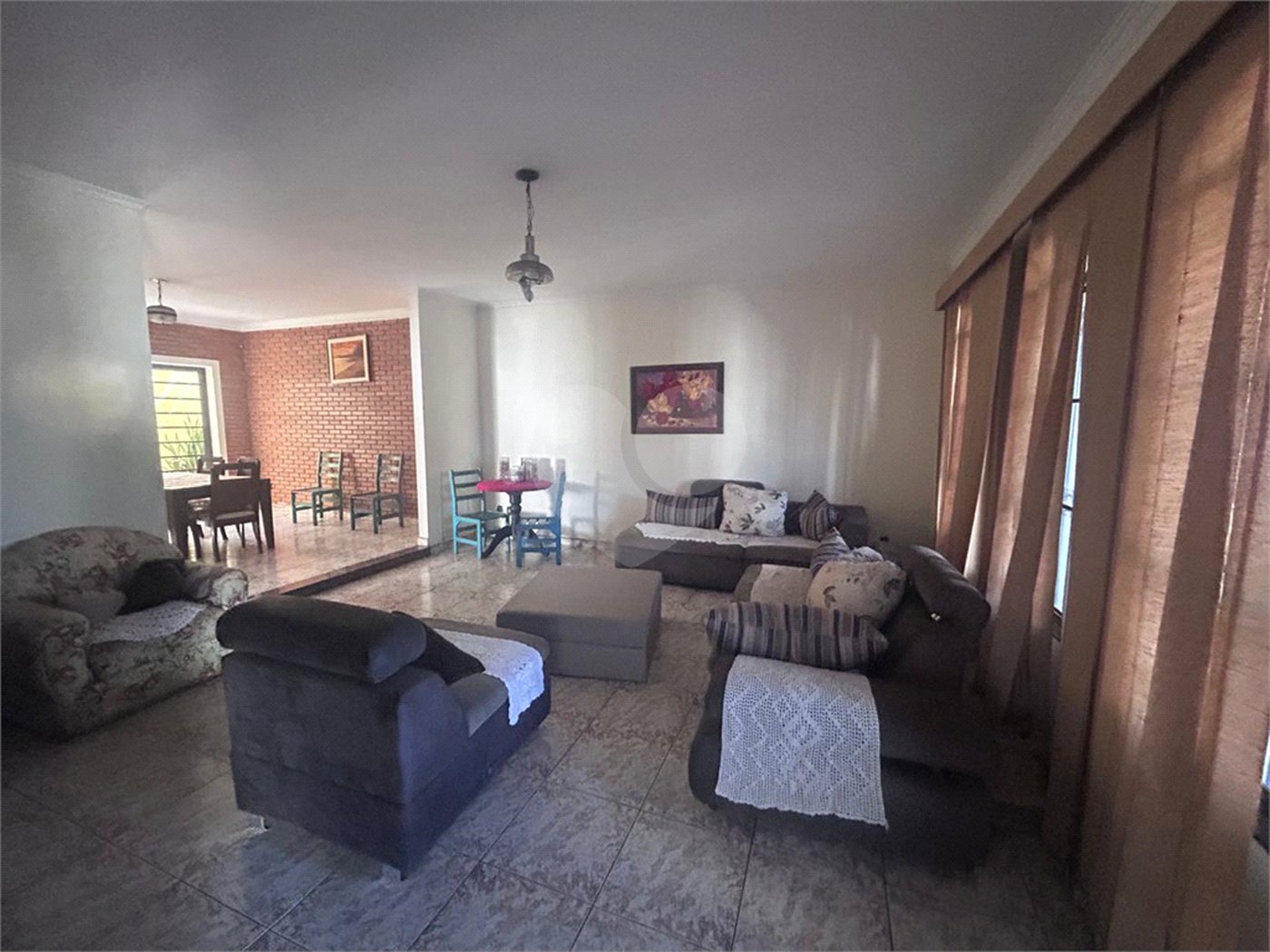 Casa espaçosa e confortável em um bairro tranquilo a venda.