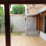 Casa térrea com 2 dormitórios, sendo 1 suíte.