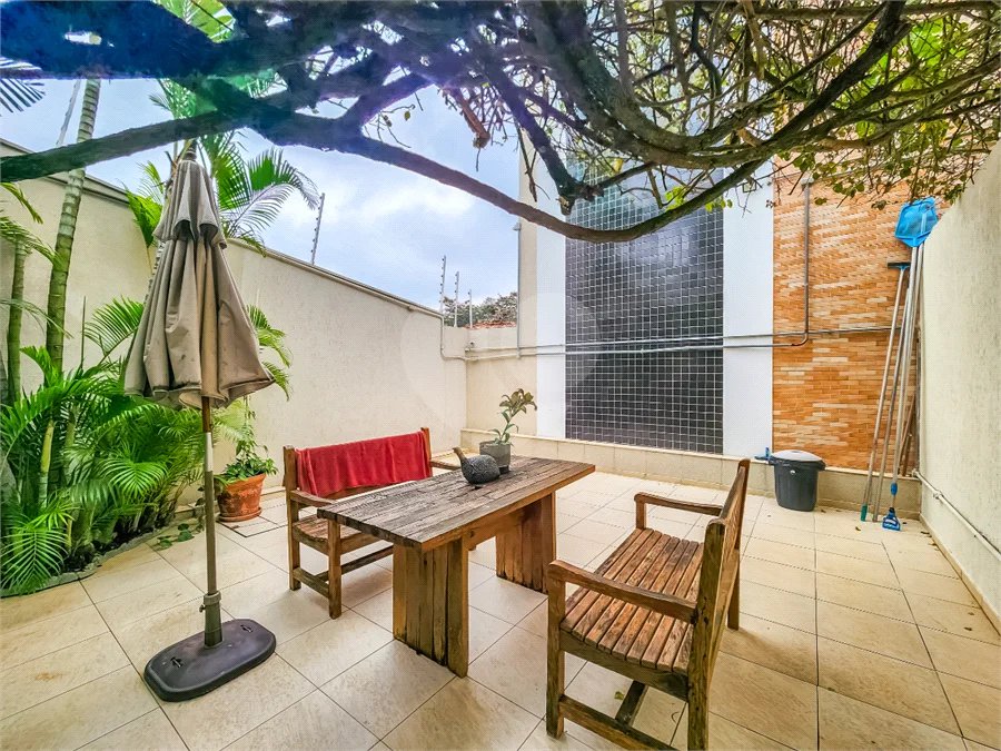 Casa em condomínio à venda na Granja Julieta