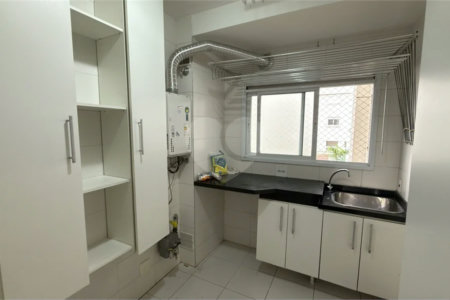 Apartamento de 155 m² com 4 dormitórios, varanda e 2 vagas de garagem. Condomínio com piscinas adulto, infantil e aquecida, lazer e portaria 24 horas.