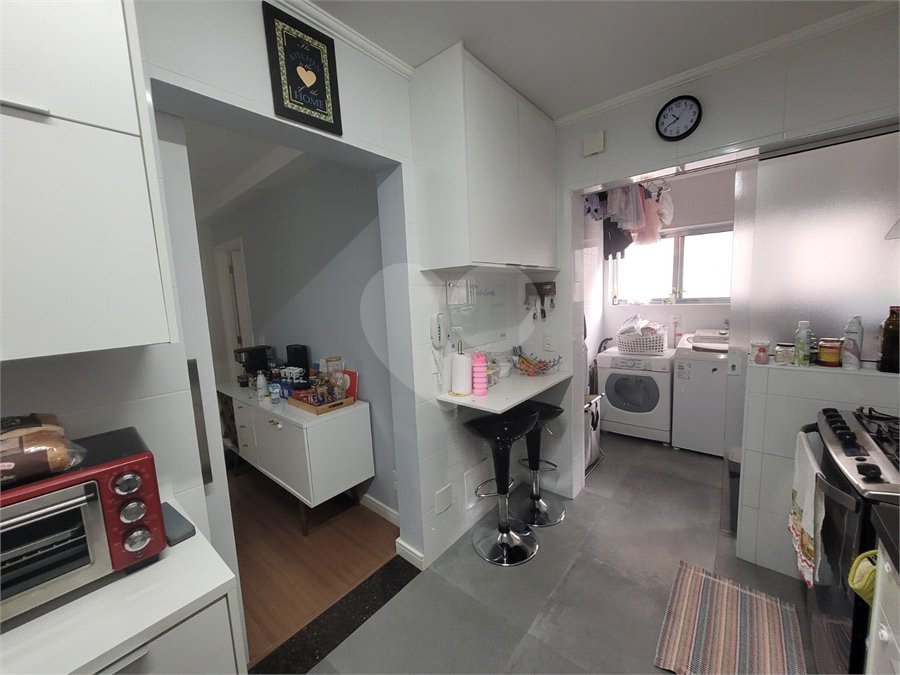Apartamento de 03 dormitórios totalmente reformado com 02 vagas de Garagem escrituradas e livres.