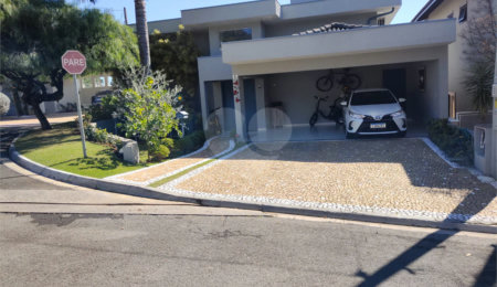 Casa à venda com 3 quartos, sendo 1 suíte, no condomínio Residencial Jardim das Palmeiras, Vinhedo - SP