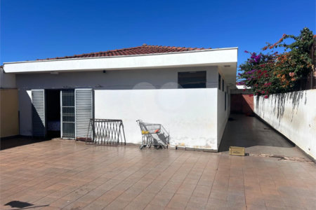 Casa espaçosa e confortável em um bairro tranquilo a venda.