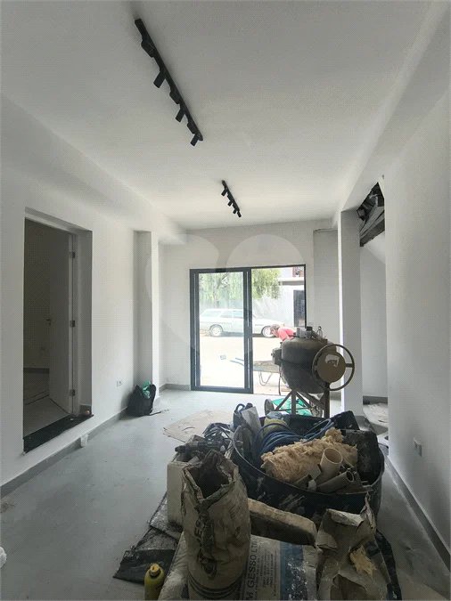 O imóvel possui 20 m² de área útil e 35 m² de área total, sendo uma ótima opção para instalação de escritório, consultório ou atividade comercial.