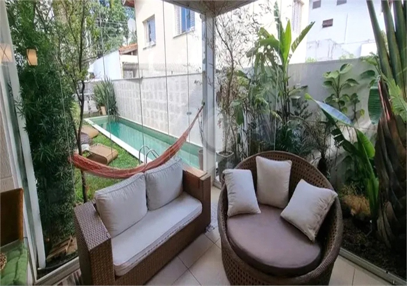 SOBRADO MOBILIADO DE 199,0 M² COM 02 SUITES, 04 VAGAS E PISCINA PARA VENDA NO JARDIM VIRGINIA BIANCA