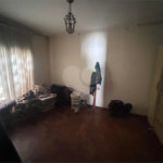 Casa espaçosa e confortável em um bairro tranquilo a venda.