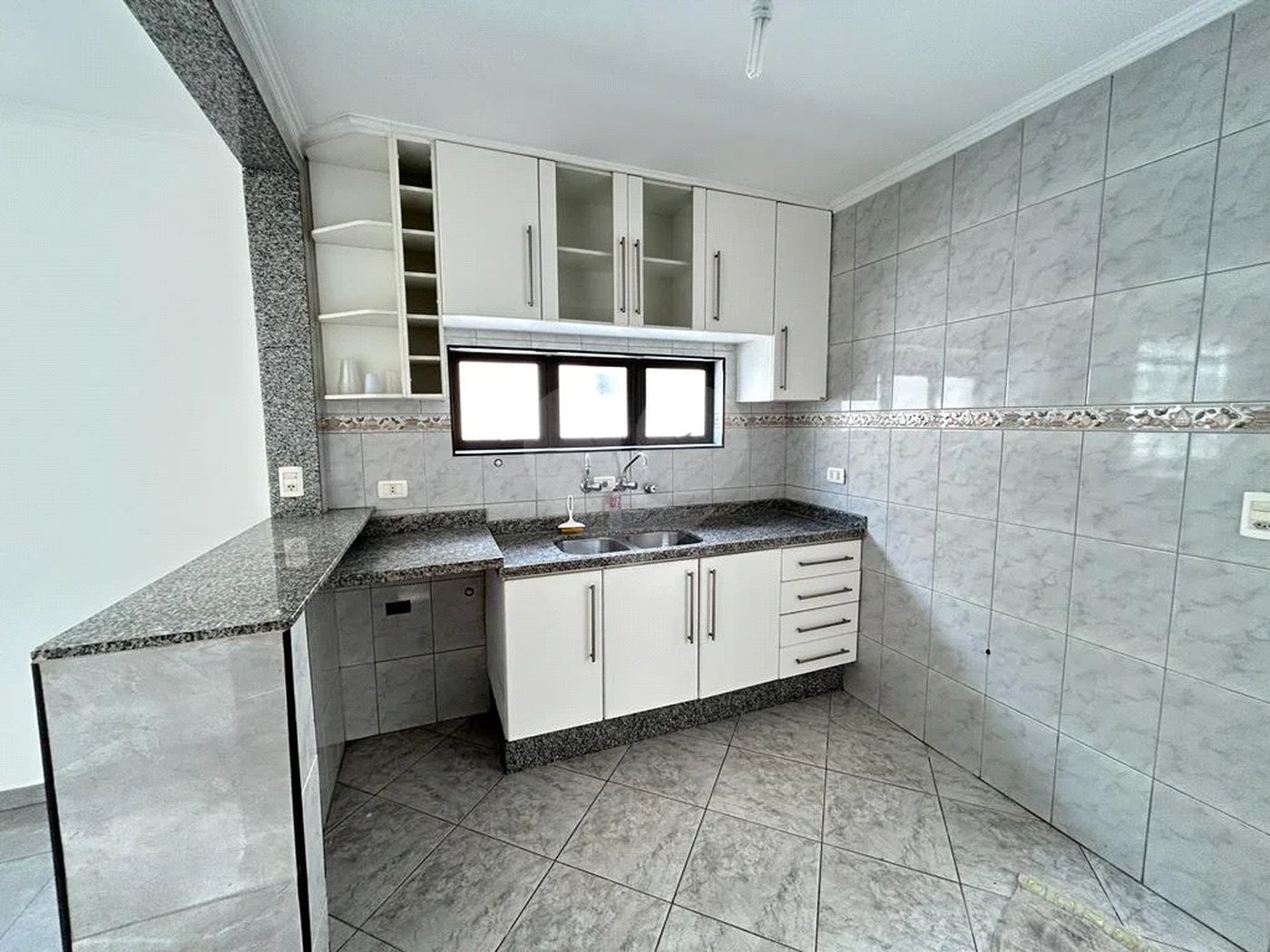 SOBRADO PARA LOCAÇÃO NO PARQUE DOMINGOS COM 03 DORM 01 SUITE 02 VAGAS DE GARAGEM