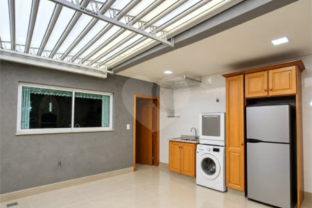 Sobrado geminado com 185 m², 3 suítes, closet, 4 vagas, área gourmet, sótão, energia solar, aquecimento de água e sistema completo de segurança.