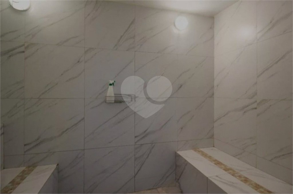 Apartamento com dois dormitórios sendo um climatizado, com duas vagas de garagem.